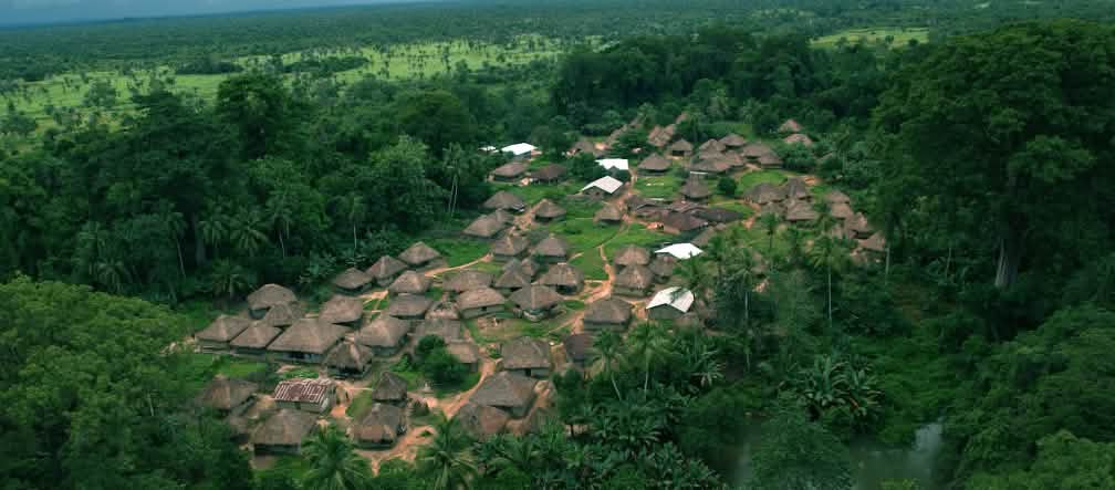 Sierra Leone gehört zu den ärmsten Ländern der Erde Luftbild Dorf in Wald Sierra Leone