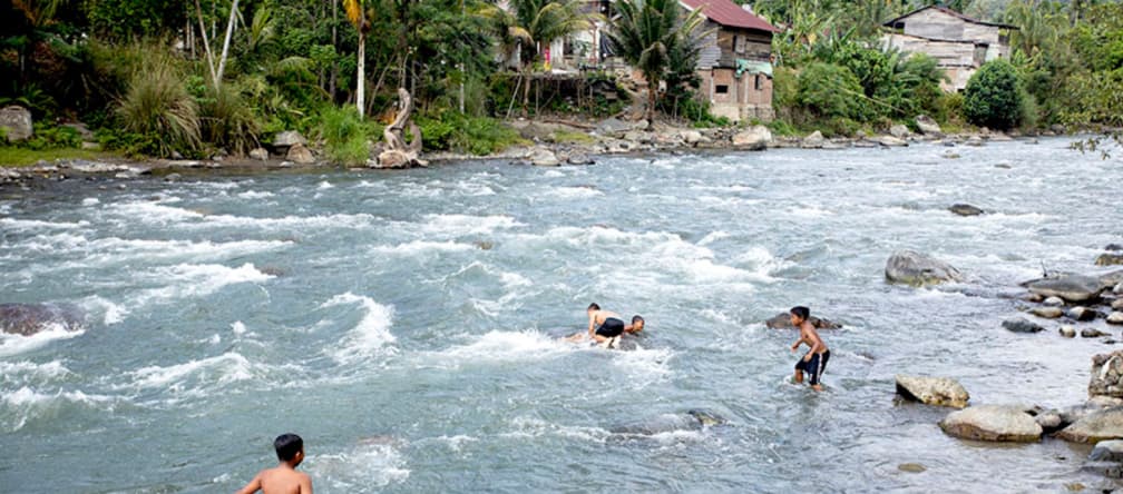 Kinder im Fluss