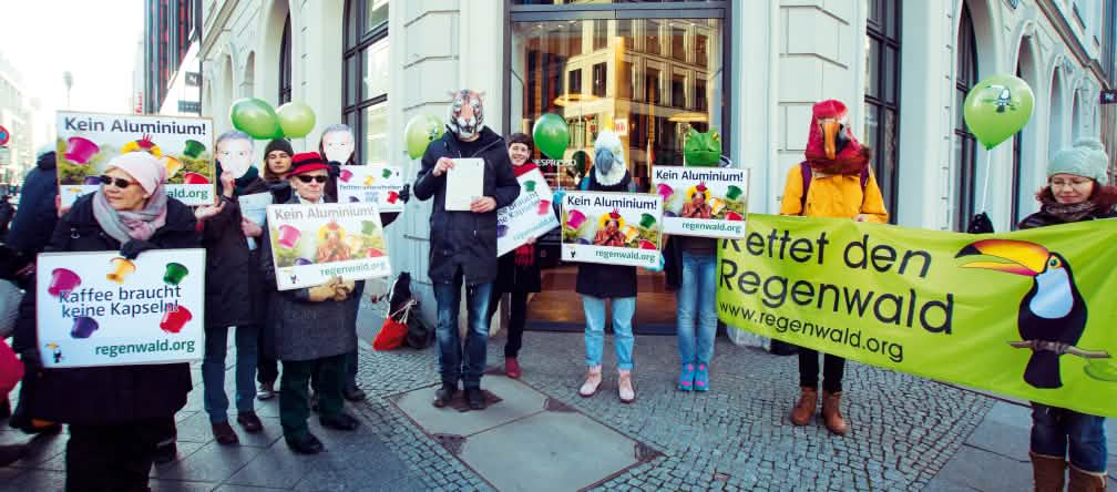Bei Protestaktionen machen wir darauf aufmerksam, wie die Tropenwälder bedroht werden. Demo vor Nespresso Boutique in Berlin
