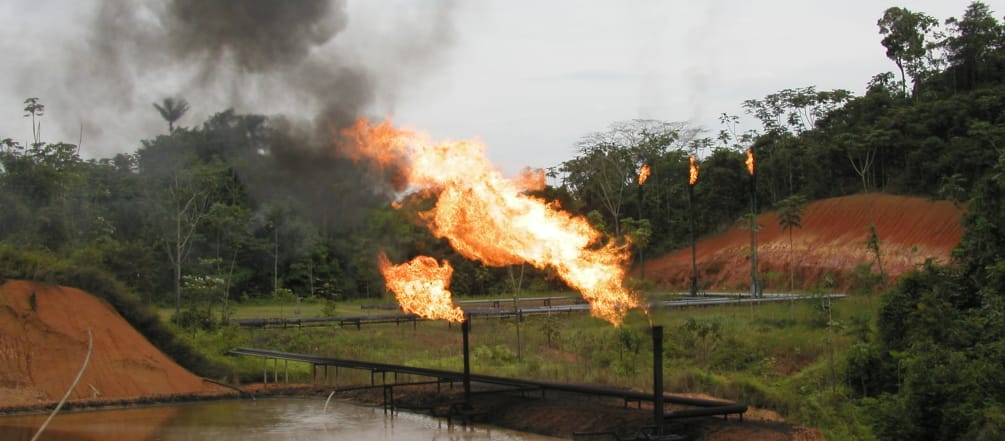 Gasflaring, Rohrleitungen und Ölteiche im Regenwald