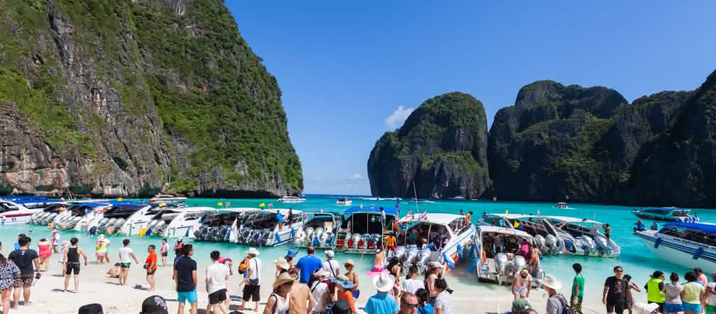Touristen kommen mit Schnellbooten an den Maya Beach Touristen am Maya Beach, Ko Phi Phi, Thailand