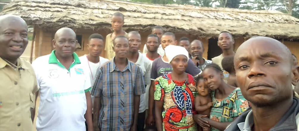 Die Einwohner von mehr als 100 Dörfern sind von den Palmölplantagen der Firma PHC betroffen Mitglieder von RIAO-RDC mit Einwohnern der Gemeinde Bongemba / Yahuma