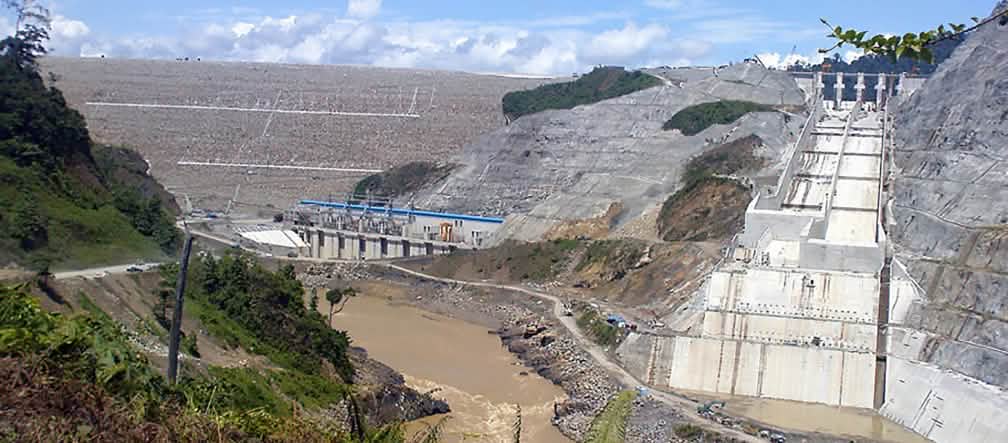 Der Bakun-Staudamm in Sarawak ist ein "Symbol für den Gigantismus" (Foto: Flickr pHotosHoOx) Ein Staudamm des Projekts Grand Inga am Kongo