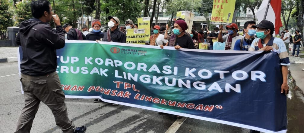 Fotograf und Demonstranten mit grünem Banner