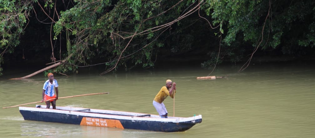 Zwei Personen beim Kanufahren auf dem Fluss