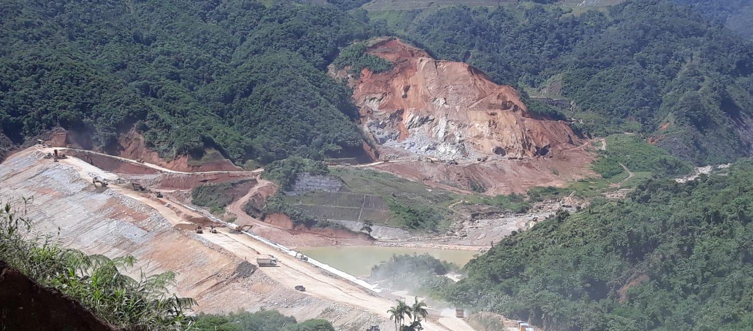 Tagebaumine im Regenwald von Ecuador