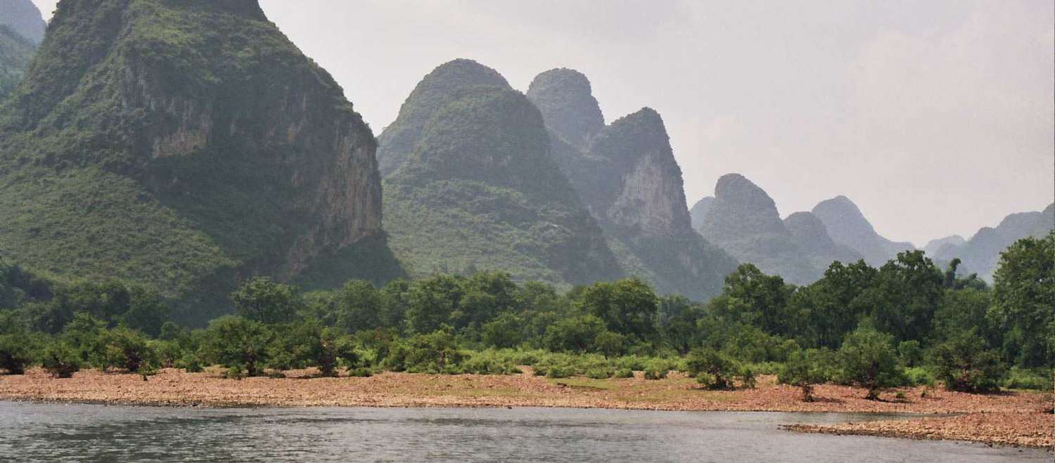 Karstgebirge an einem Fluss