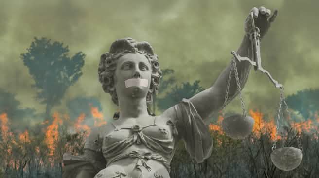Collage: Justitia vor dem brennenden Regenwald