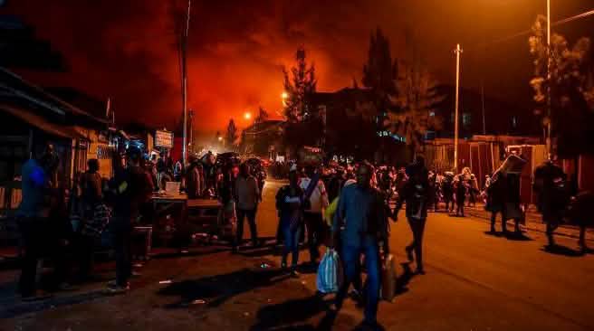 Menschen fliehen nach dem Ausbruch des Vulkans Nyiragongo aus Goma