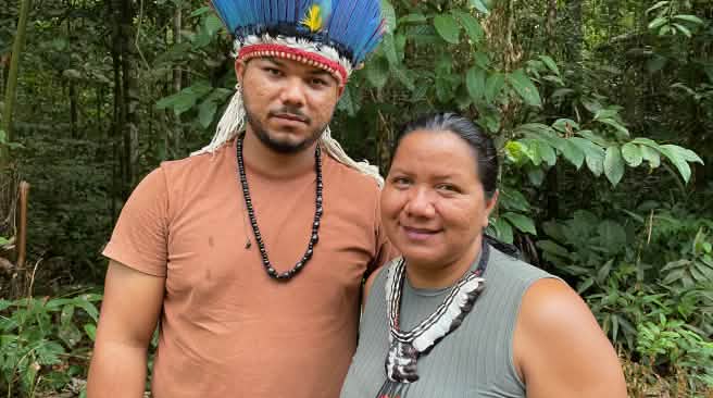 Porträt einer indigenen Frau mit Federhalskette rechts und eines jungen indigenen Mannes mit Federkrone rechts