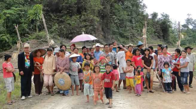 Mneschen wehren sich seit gegen die Rodung ihrer Wälder Indigene Penan protestieren in Sarawak