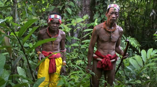 Im Einklang mit der Natur: Indigene auf Siberut Indigene aus Siberut