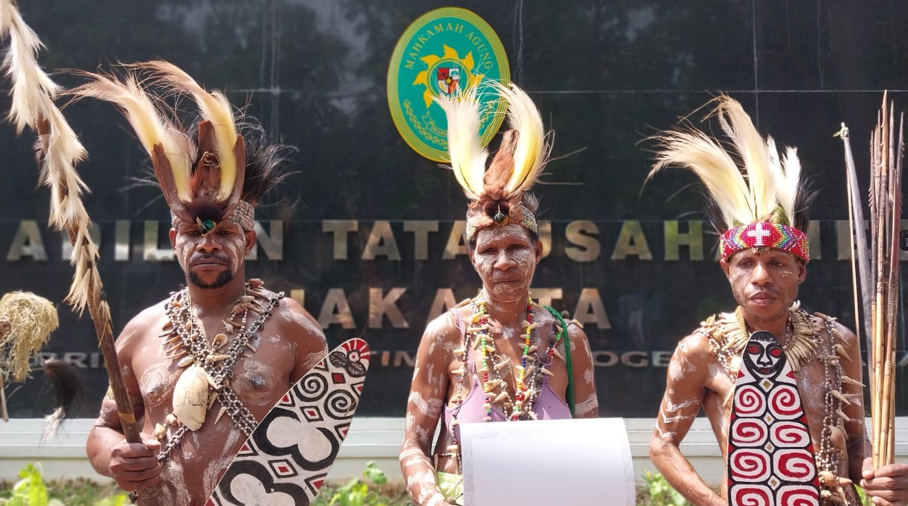 Drei Indigene in traditioneller Kleidung