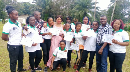 10 Frauen haben in einem Projekt von WCF lesen und schreiben gelernt und zeigen ihre Zertifikate