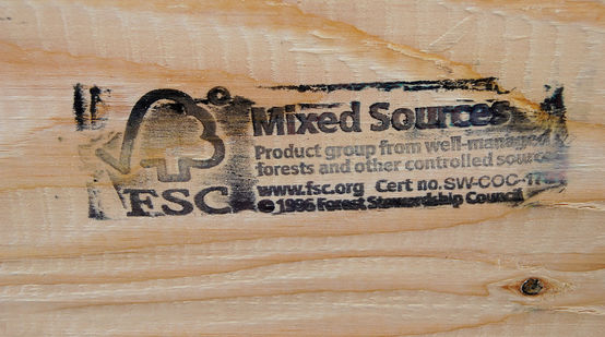 Stempelaufdruck FSC Mixed Sources auf einem Stück Holz