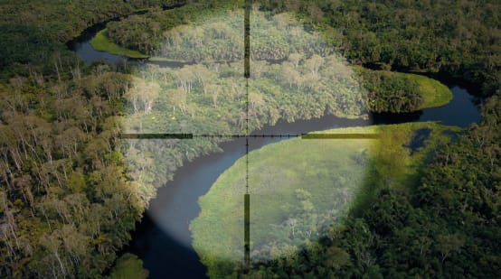 Der Kongo-Fluss windet sich durch den Urwald - über dem Bild liegt ein angedeutetes Fadenkreuz