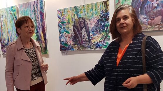 Künstlerin Bettina Behrend zusammen mit ihrer Co-Vorsitzenden von Rettet den Regenwald e.V., Marianne Klute.