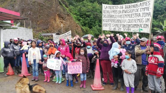 Menschen protestieren gegen den Bergbau mit Bannern und Plakaten