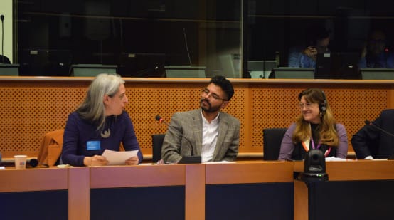 Guadalupe Rodriguez und zwei weitere Personen im Konferenzsaal des EU-Parlaments