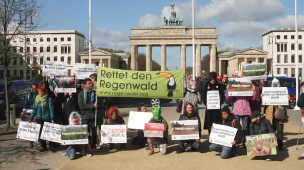 Regenwald Demo - 18. April 2016 - RdR vor Brandenburger Tor