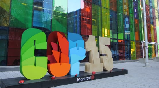 Schriftzug COP15 vor dem Kongress-Zentrum in Montréal