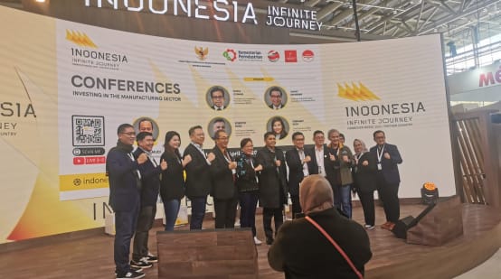 Indonesier auf Podium vor Konferenz-Hintergrund