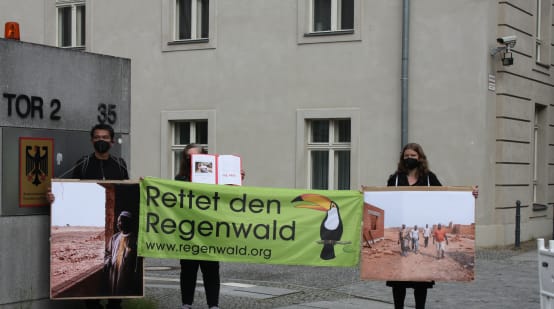 Bob, Marianne und Stef vor der Übergabe der Petition 1235 an den Wirtschaftsminister