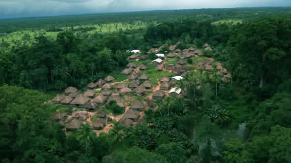 Luftbild Dorf in Wald Sierra Leone