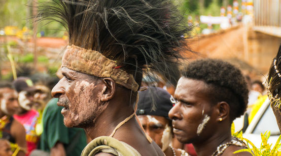 Männer mit Kopfschmuck bei einem Fest in Papua