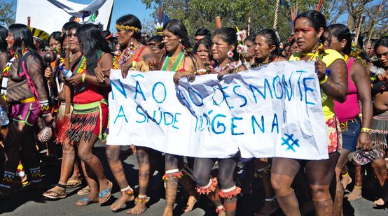 Indigene Frauen in Brasilien protestieren mit einem Banner gegen die Abholzung ihrer Regenwald- und Schutzgebiete