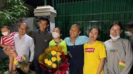 3 Frauen und 3 Männer von Mother Nature sind froh nach ihrer Freilassung