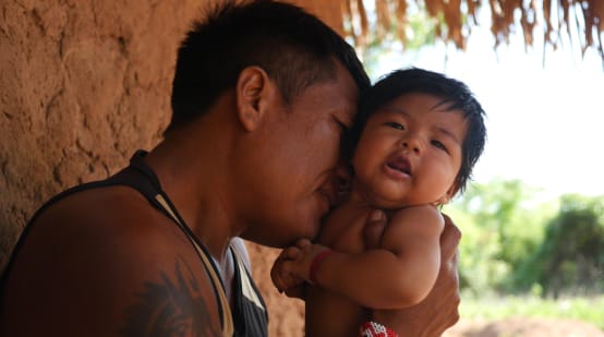Portraitfoto von einem indigenen Mann und einem Baby