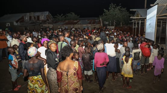 Filmvorführung Fluch des Erdöls im Dorf Vitshumbi (Virunga),