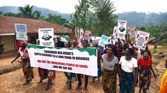 Indigene Ekuri demonstrieren gegen einen Highway