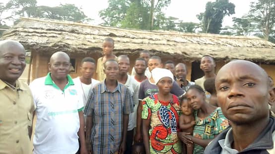 Mitglieder von RIAO-RDC mit Einwohnern der Gemeinde Bongemba / Yahuma