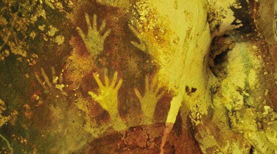 Hände in Höhlenmalerei bei Sulawesi