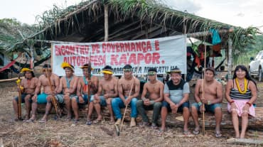 Kaapor besprechen sich im Amazonas-Regenwald