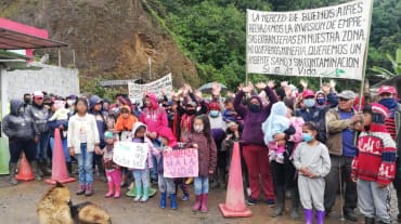 Menschen protestieren gegen den Bergbau mit Bannern und Plakaten