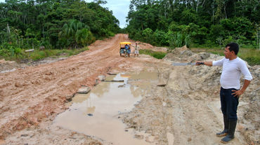 Lehmpiste im Regenwald in Peru