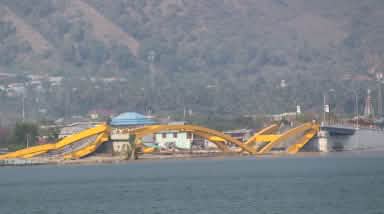 von Tsunami zerstörte Brücke bei Palu