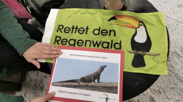 RdR-Fahne und Komodo-Petion auf rundem Tisch