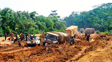 LKW bleiben im Schlamm stecken, Liberia