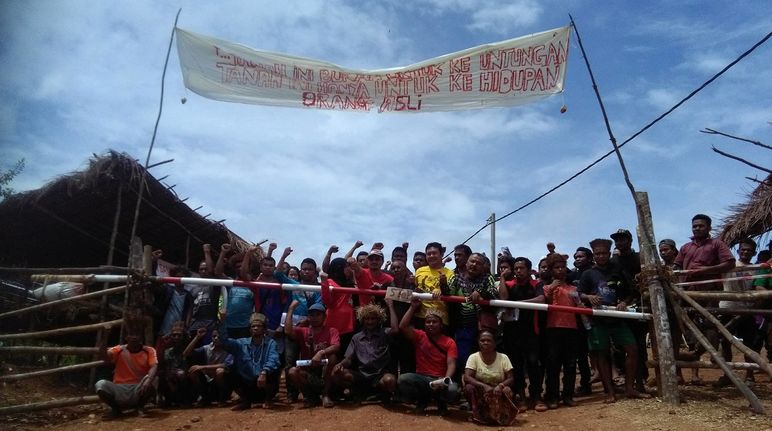 Indigene blockieren eine Holzfäller-Straße in West-Malaysia Indigene blockieren eine Straße in West-Malaysia