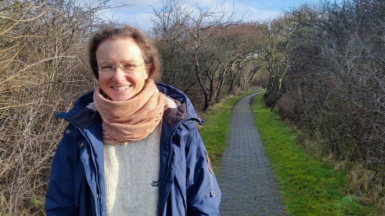 Astrid Witschorke ist Bäumen eng verbunden - als Naturführerin auf ihrer Heimatinsel Juist und als Unterstützerin von Rettet den Regenwald e.V. Astrid Witschorke