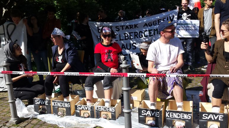 Protest gegen HeidelbergCement: Aktivisten betonieren ihre Füße ein