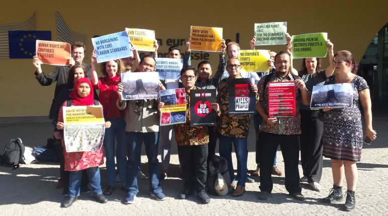 Rettet den Regenwald, Indonesia for Global Justice, Arbeiterverbände und NGOs fordern in Brüssel: Kein Freihandel mit Palmöl! Übergabe der Petition gegen CEPA an die EU-Kommission