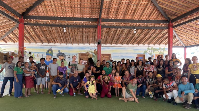 Zirka 50 Personen posieren für ein Gruppenfoto