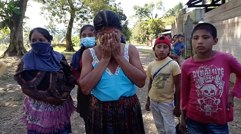 Mehrere Maya-Frauen und Kinder sind bestürzt und traumatisiert