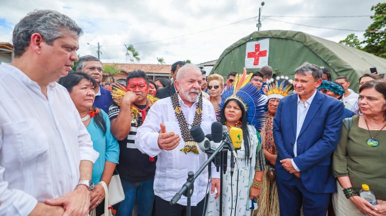 Präsident Lula (Mitte) und Ministerin Guajajara (rechts daneben) besuchen die Yanomami in einem Camp Lula da Silva und Sonia Guajajara