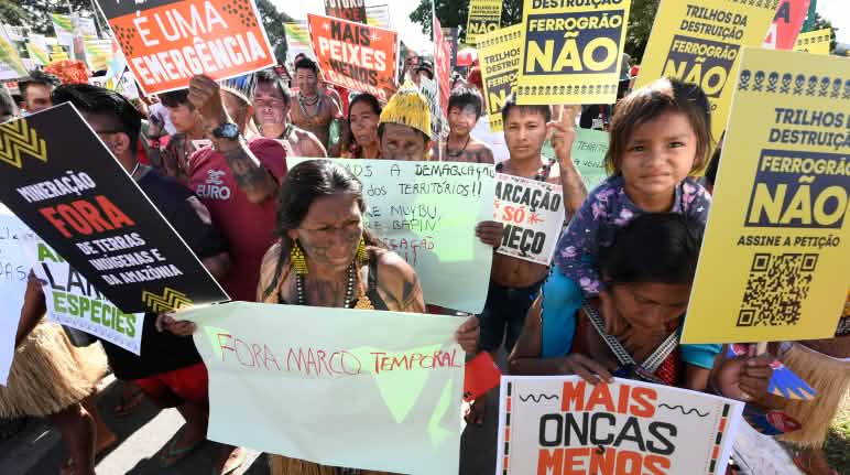 Protest der Indigenen auf dem Camp des Freien Landes in Brasilia 2024 Indigene Personen protestieren mit zahlreichen Plakaten